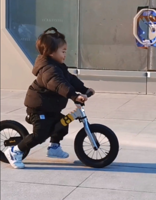 张晋带娃好有爱，搂着儿子唱粤语歌，乐儿扎小揪揪全程“冷漠脸”