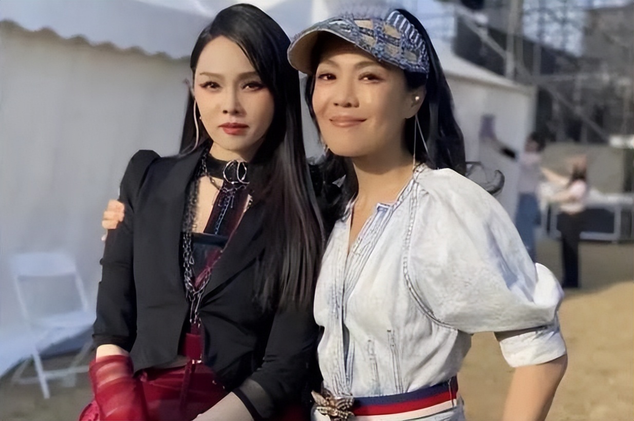 "过气主编"苏芒:发伊能静丑照毁其婚礼,晚会合影命令张韶涵