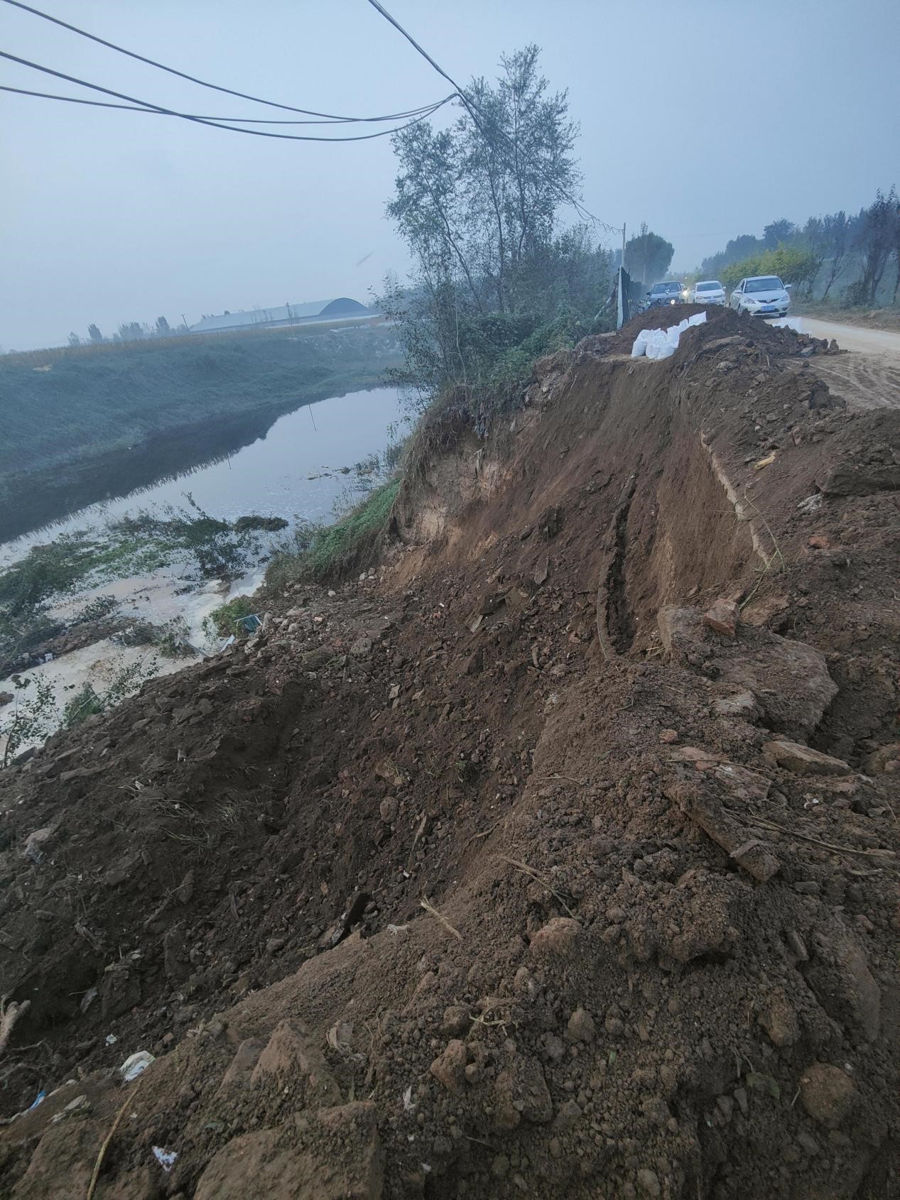 邢台一道路塌方100余米致断交 当地政府：预计今年3月进行道路修复