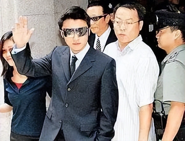 娱乐圈5对“患难情人”，陪对方度过了风波，却都得不得好结果