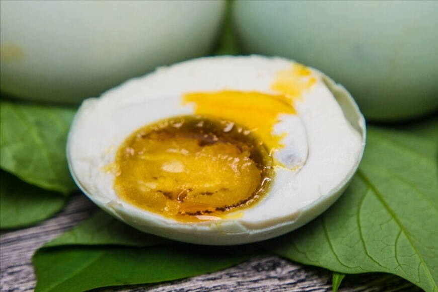 腌咸鸭蛋，不泡盐水不裹泥巴，教你一个新式腌法，个个流油起沙