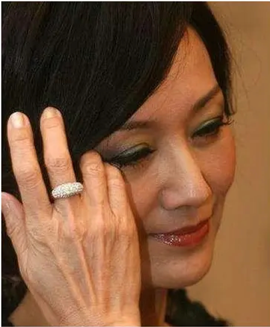 看脸18岁,看手40岁,娱乐圈里有多少被双手暴露真实状态的明星?