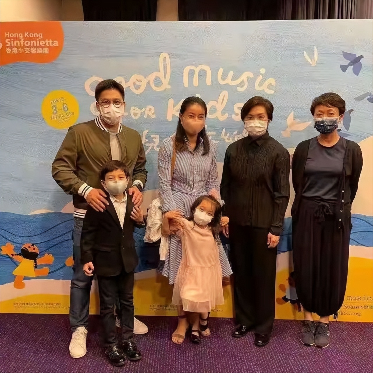 霍启刚父亲节享福了！三个孩子联手为他做美食，长女穿碎花裙好萌