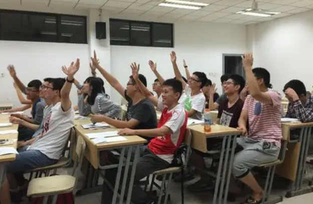 期末的大学课堂上，学生们积极举手“抢学分”，网友直呼太真实