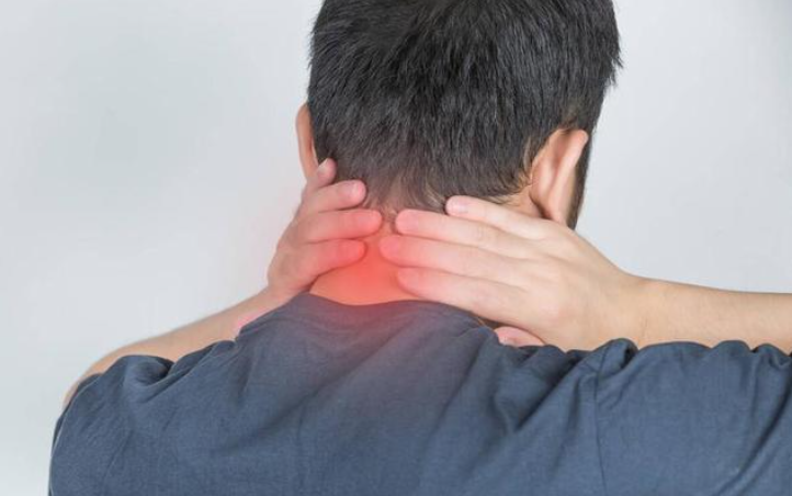 后背疼痛不一定是累的，提醒：或许与这3种疾病有关，别大意
