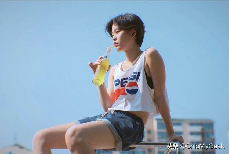 李妍从出道后,累积了不少演戏经验,有电影《常春藤》,《绝海孤岛》