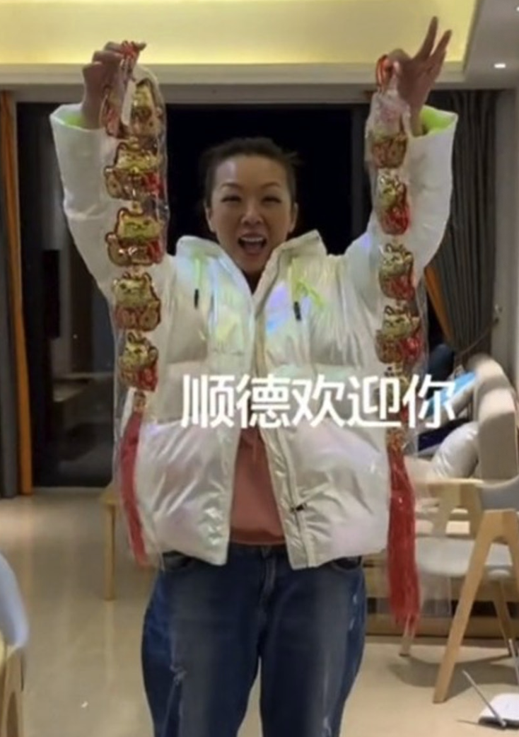 知名港星郭少芸晒豪宅内景！墙上挂满奢侈品，家中杂物堆满一面墙