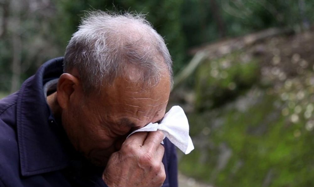 2018年,四川老汉到教育局,含泪跪求查孙女高考试卷：不信只有47分