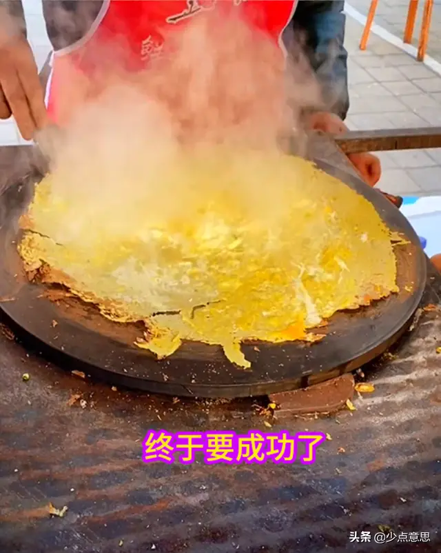 河北：大妈连摊3个煎饼，让女子怀疑身份：这手法有些特殊