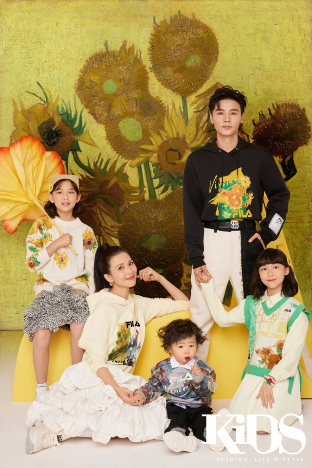 张晋蔡少芬携儿女拍写真，儿子像爸俩女儿像妈，一家五口幸福有爱