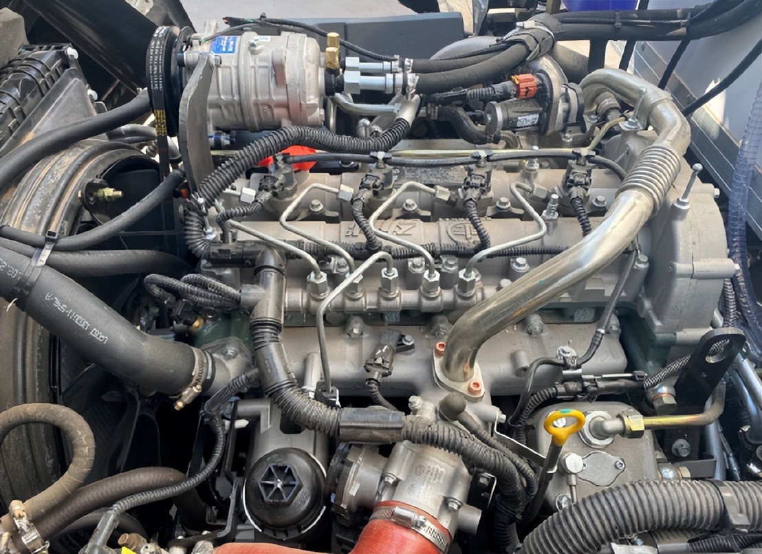 从上图中可以看到,解放领途使用的隔音棉非常厚实,驾驶室内的vvh静音