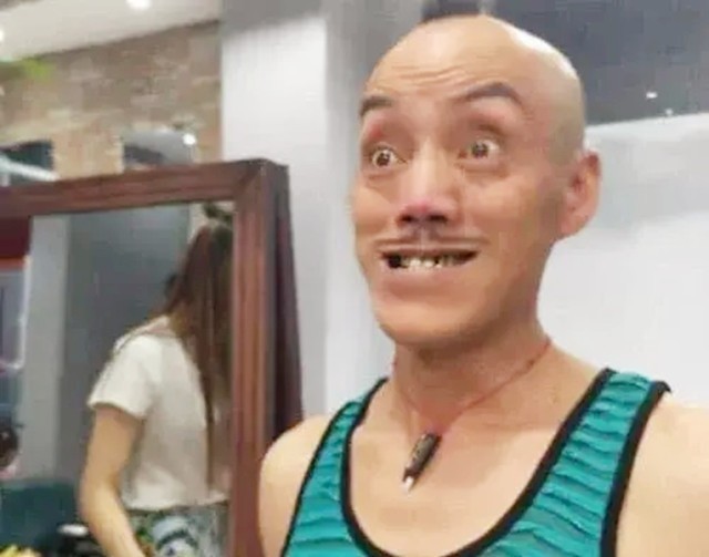 四川一老农因长得像光头强走红，开豪车拥娇妻，现在靠跑摩的为生