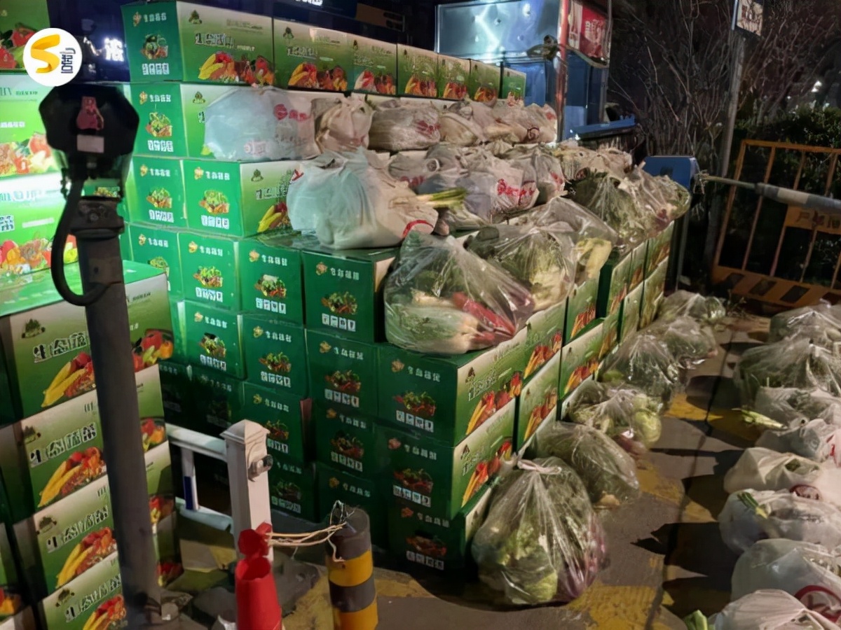 西安多個小區已配送蔬菜包！3萬份、300噸……分揀包裝還在繼續