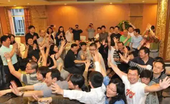 毕业多年后组织聚会，AA预算每人200元，聚会结束时组织者后悔了