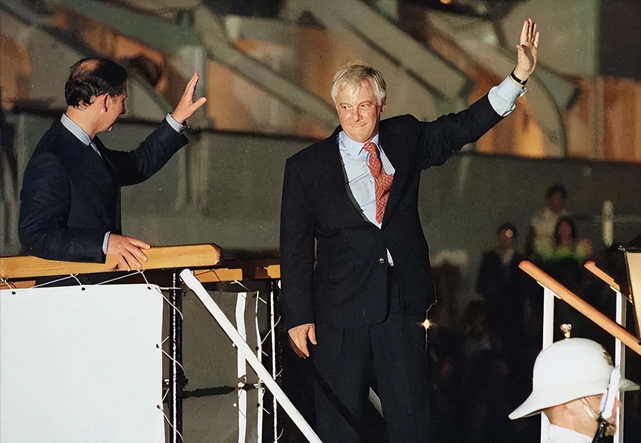 彭定康1997年之后,依然扮演搅局者角色卸任香港总督以后,在1998年