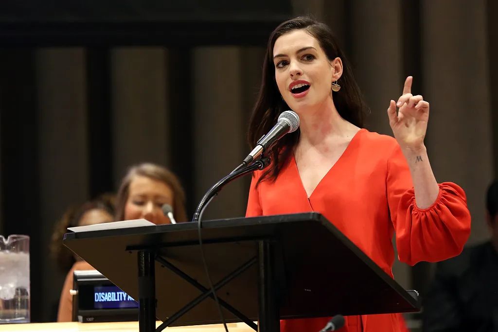 爱她公主般美丽的外貌，更爱她女王般强大的内核