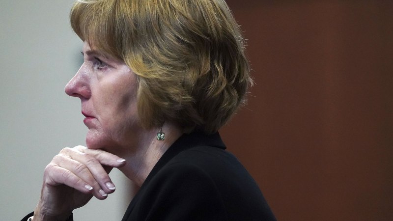 德普前妻花4000万请的顶级律师偷偷哭了，不认同也要硬着头皮辩护