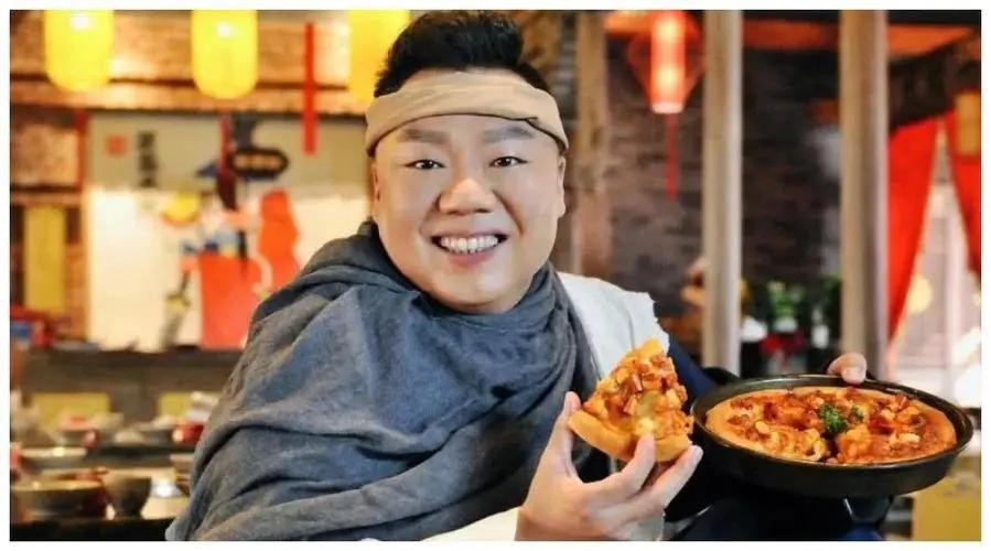 “李大嘴”姜超，相亲20次娶胖妻，38岁才得子，蜗居生活也幸福