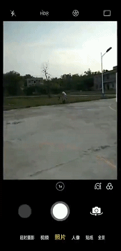 每日一笑：一对情侣在路边亲热接吻，这是可以看的吗？