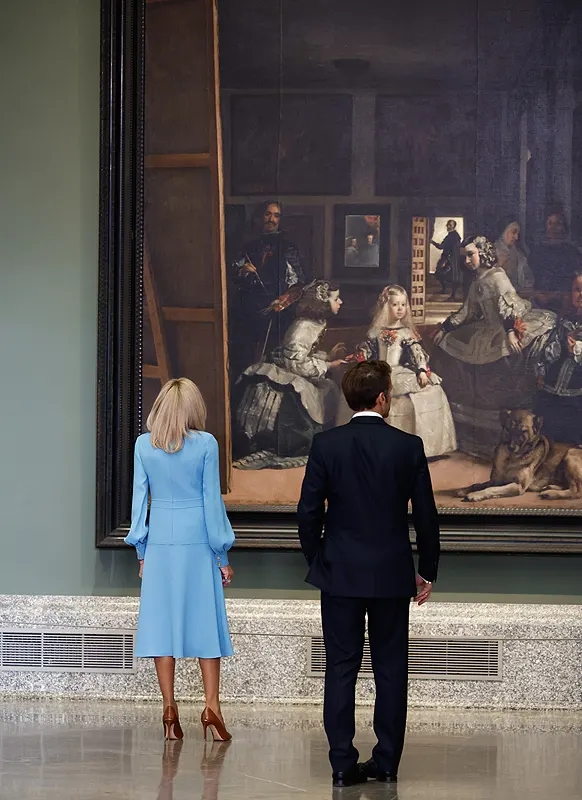 布里吉特整容也难挡皱纹了！穿长裙亮相扮嫩，和马克龙尽显母子感