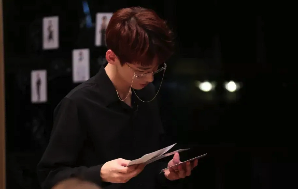 同样是“眼镜造型”，把肖战王一博和吴启华放一起，差距就出来了