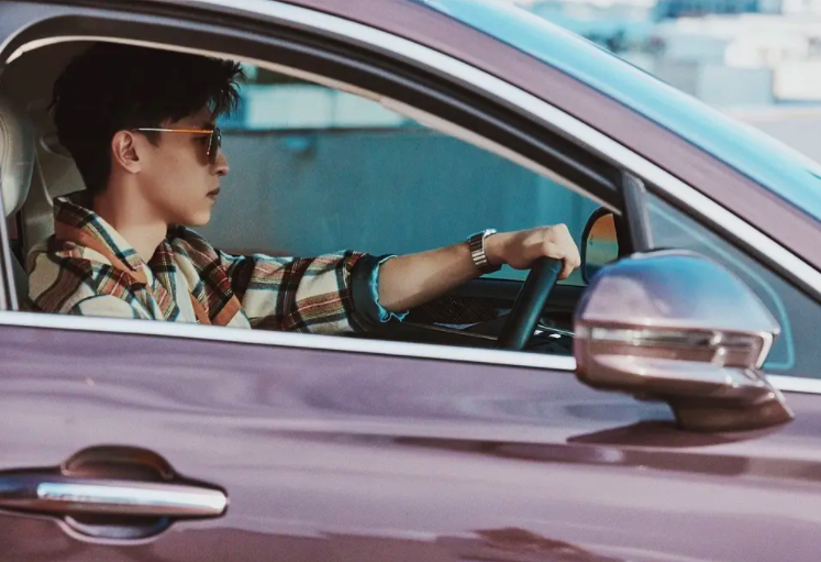 邓伦账号遭封禁，道个歉就想继续工作，大V放话：这还只是开始