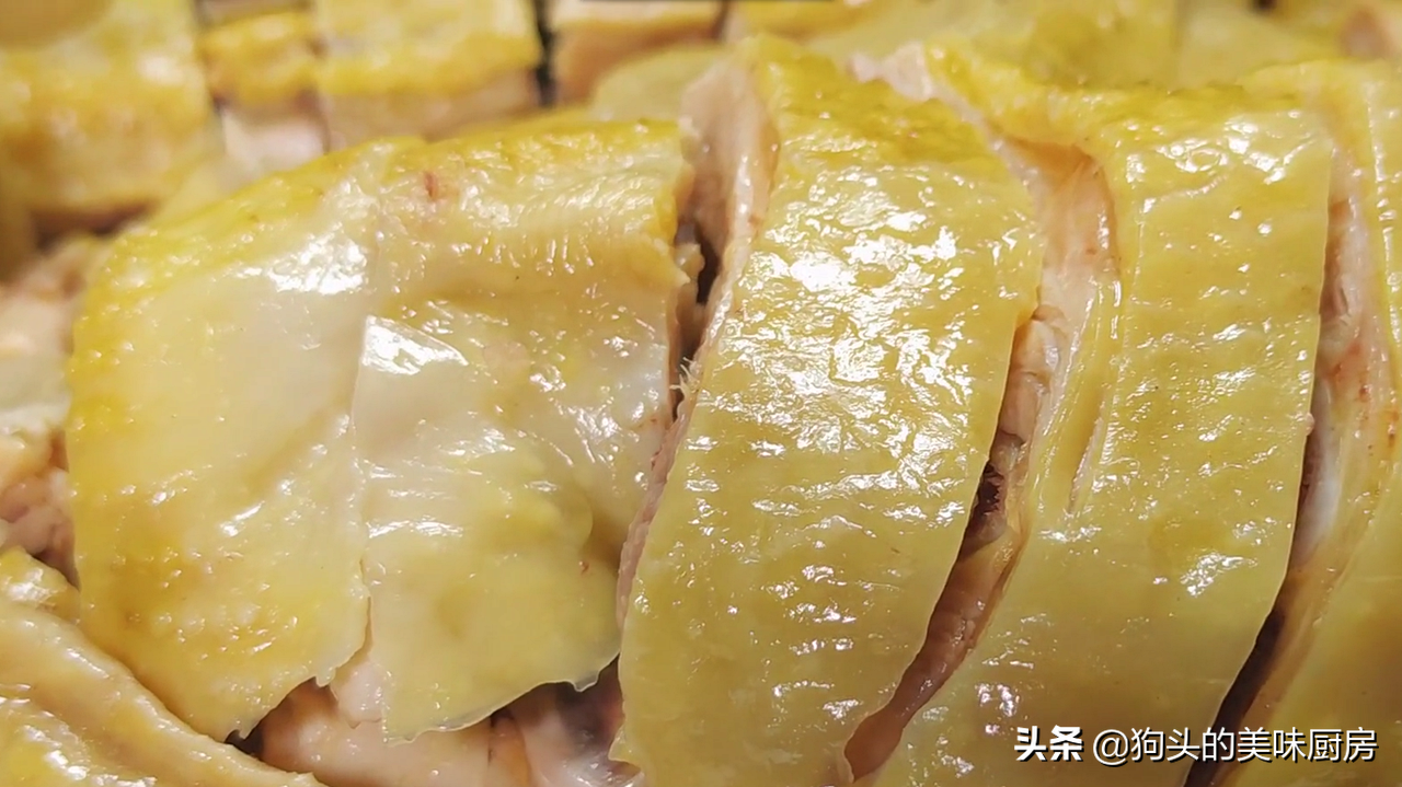 把整只鸡放到盐水中一泡，出锅皮脆肉嫩，不柴不腥，实在太厉害了
