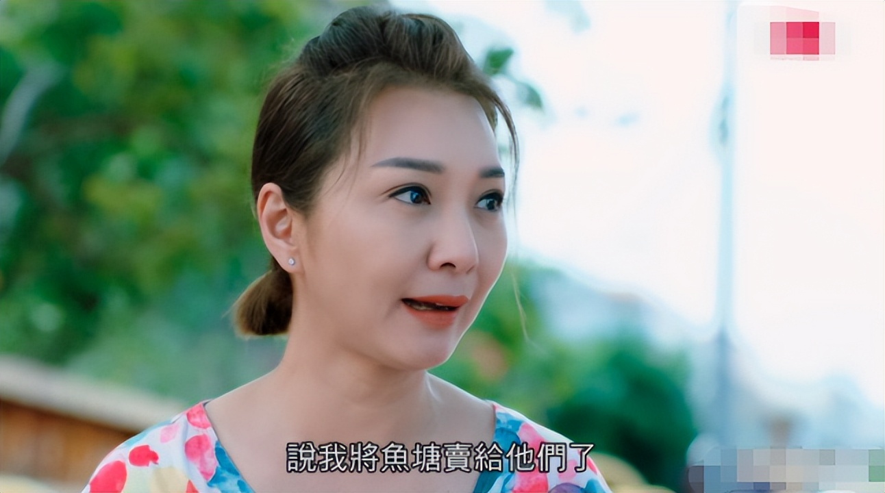 港星颜仟汶近况曝光，演村姑身材发福明显，已定居内地51岁仍单身