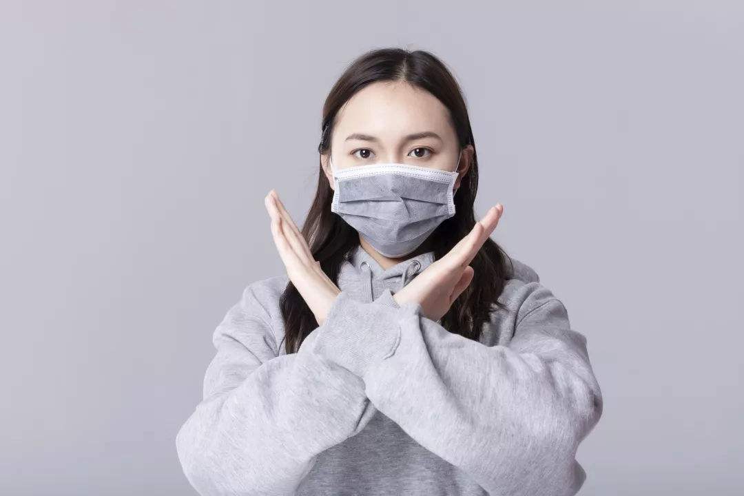 朋友圈传言：口罩上的残留物会致癌，要抖一抖再戴，否则就不能用
