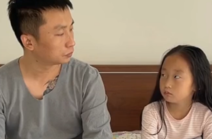 “逼瘋”父親漲粉百萬，央視點(diǎn)名表揚(yáng)的三石父女，究竟有何魔力？