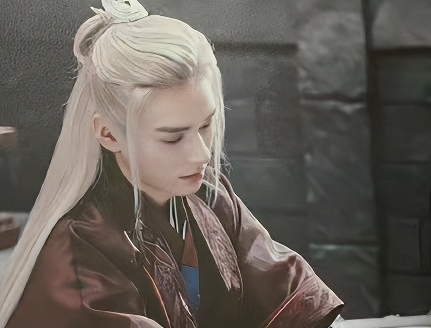 同样是演“白发美男”，有人一眼万年，有人像顶了一头枯草