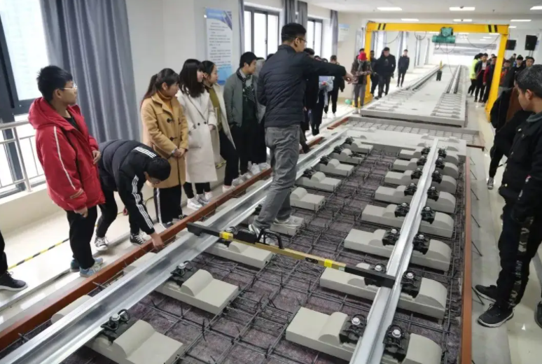 铁路局一职难求？这4个对口专业学生不要错过，上岗概率十拿九稳