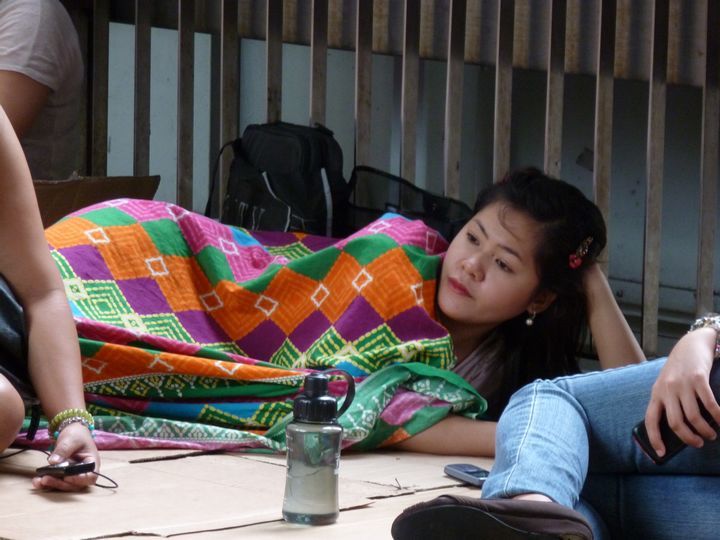 在香港，34岁的菲佣，抛下4个女儿，半夜躲在被窝痛哭，心酸人生