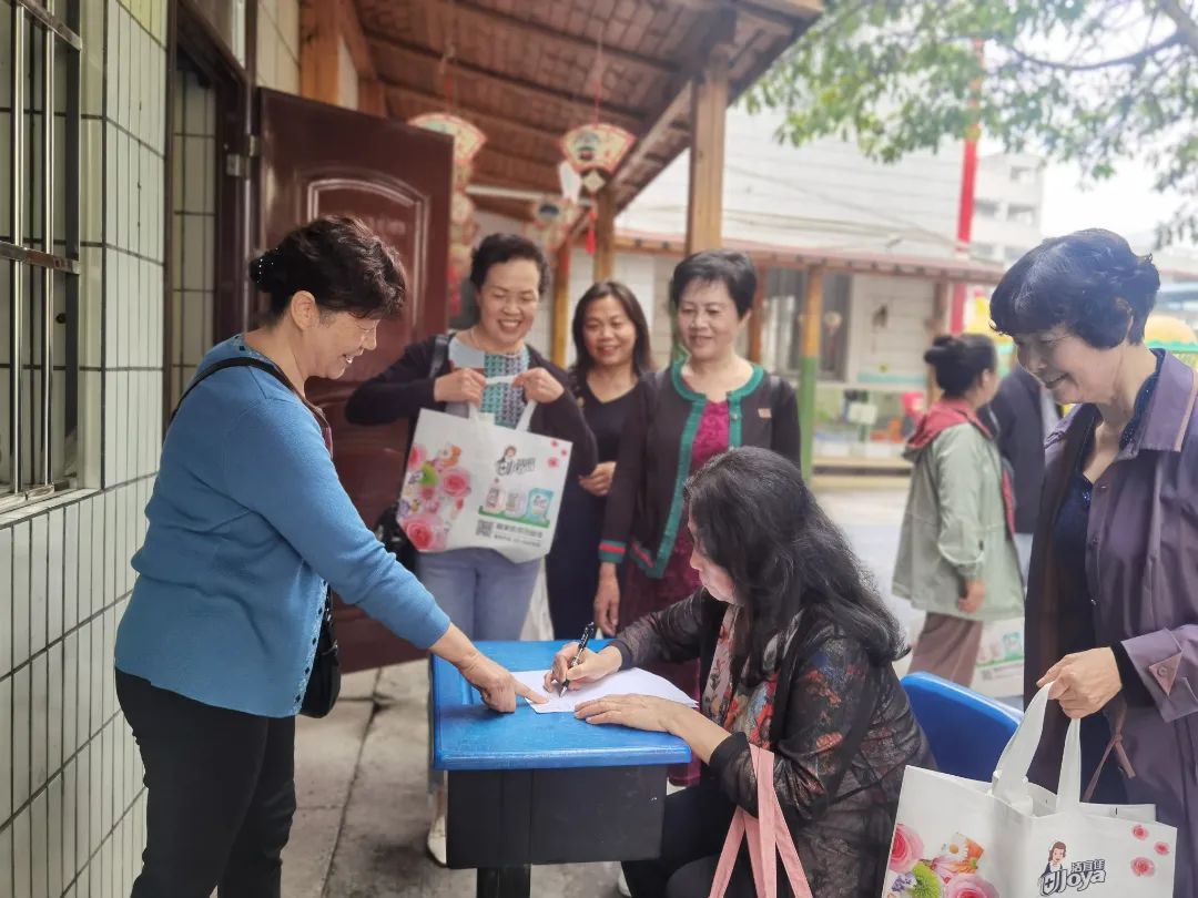 天府新区华阳实验小学举行“爱成都 迎大运”退休职工趣味运动会