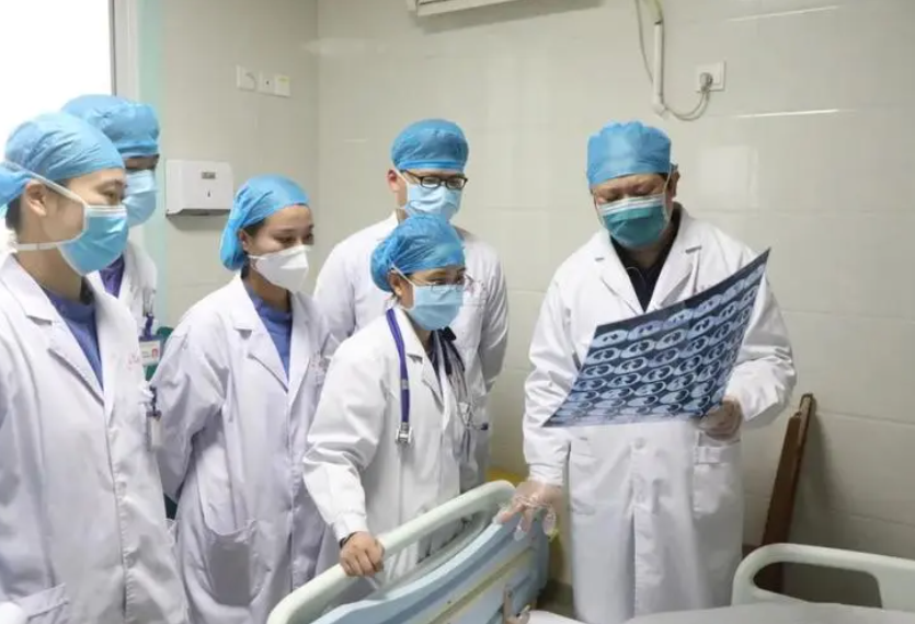 2014年新疆女孩瘫痪失忆，醒来只记得男友，男友不离不弃创造奇迹