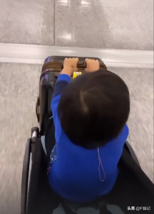 钟嘉欣晒和儿子在机场的温馨合影 母子俩回家与家人一起过春节