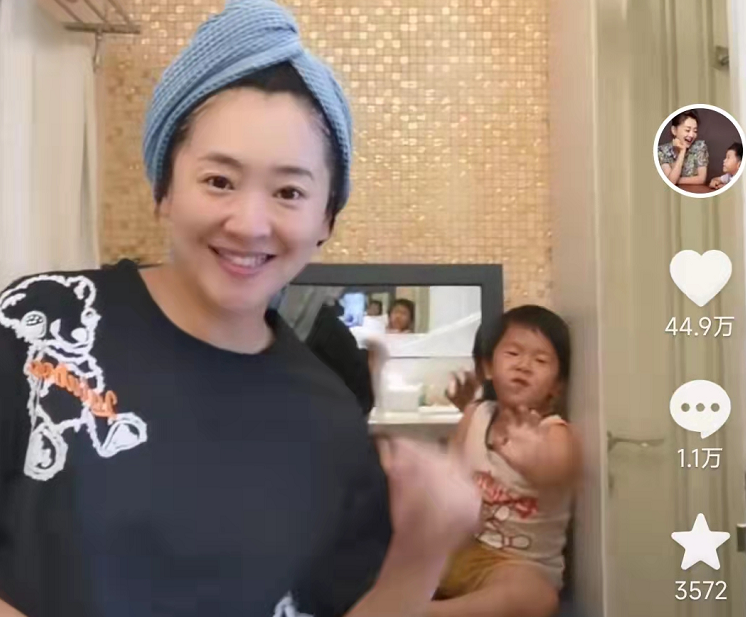 月亮姐姐罕见秀恩爱，甜喊富商老公孩儿他爸，男方长相憨厚显富态