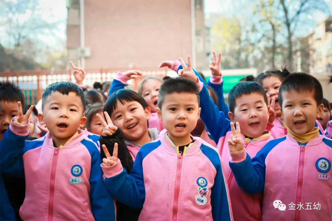 小学生足球队入场词(享运动•健体魄•悦童心—金水五幼教育集团“趣味运动周”纪实)