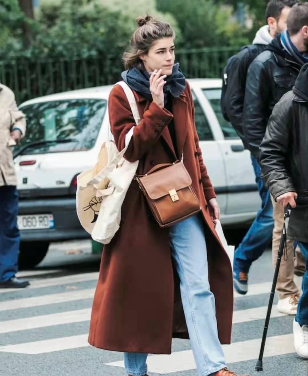 巴黎女人太喜欢围巾了吧，随便一系就超美，冬季戴上还能这么好看
