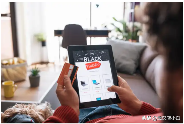 美国电商销售额将在 2022 年突破1万亿美元，占比达到22.1%