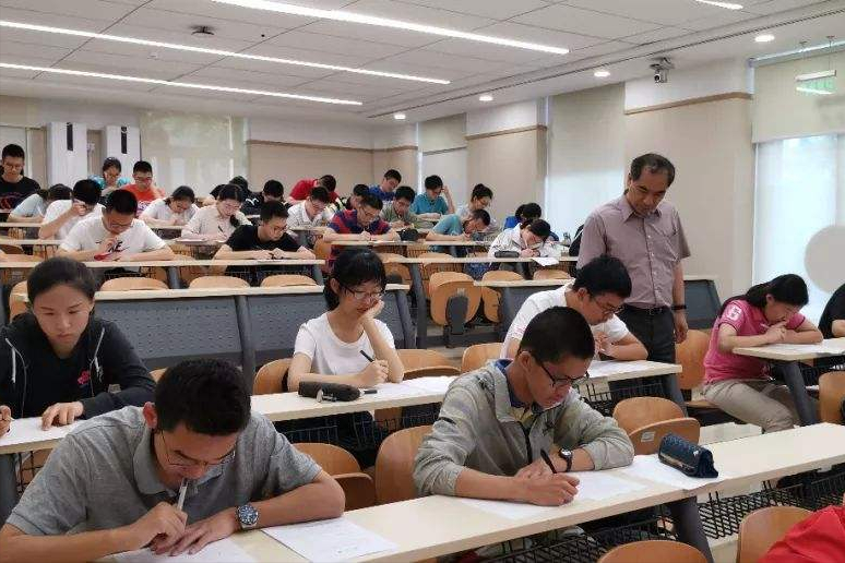 湖北女孩全市第一考进北大，收到通知书时才知道，妈妈患癌1年了