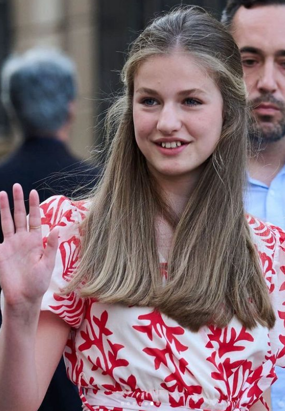 西班牙绝美公主姐妹花大变样?16岁未来女王近照曝光,引网友热议