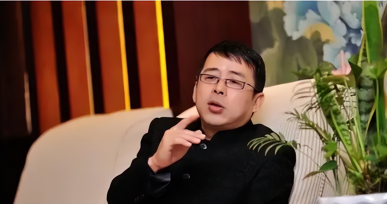 曾经的央视名嘴阿丘，因一句“向世界道歉”，彻底身败名裂