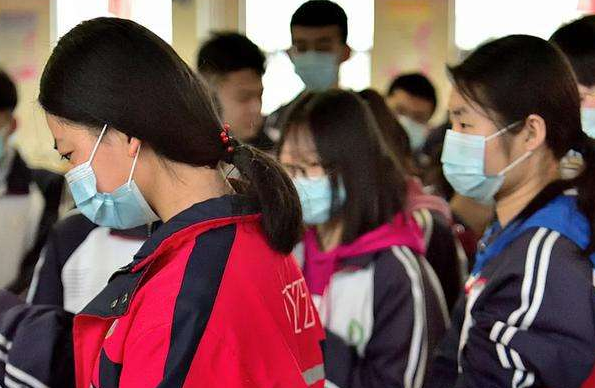 学生担心高考体检需要全部脱光，尴尬得想逃跑，医生乐了：想太多