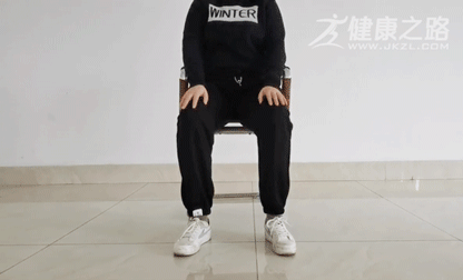 这个每天都做的姿势，竟能让脊柱变形？吓得我赶紧坐直了