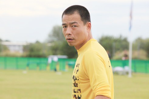 硬汉王挺:父母离异有泪,38岁帮爸爸还完债后,父子俩抱头痛哭