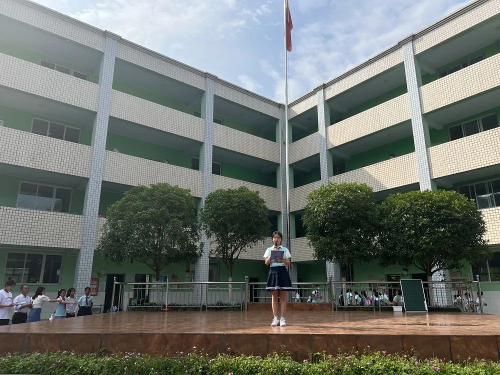 天府新区永兴小学举行“一日常规展示，扬永小精神”主题升旗仪式