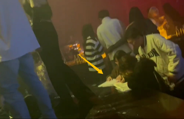 高考生放假期间带着作业去夜店，别人蹦迪她刷题，难道另有隐情？