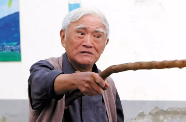 牛犇，资助百位学生，与初恋相守60年，晚年住养老院，令人泪目