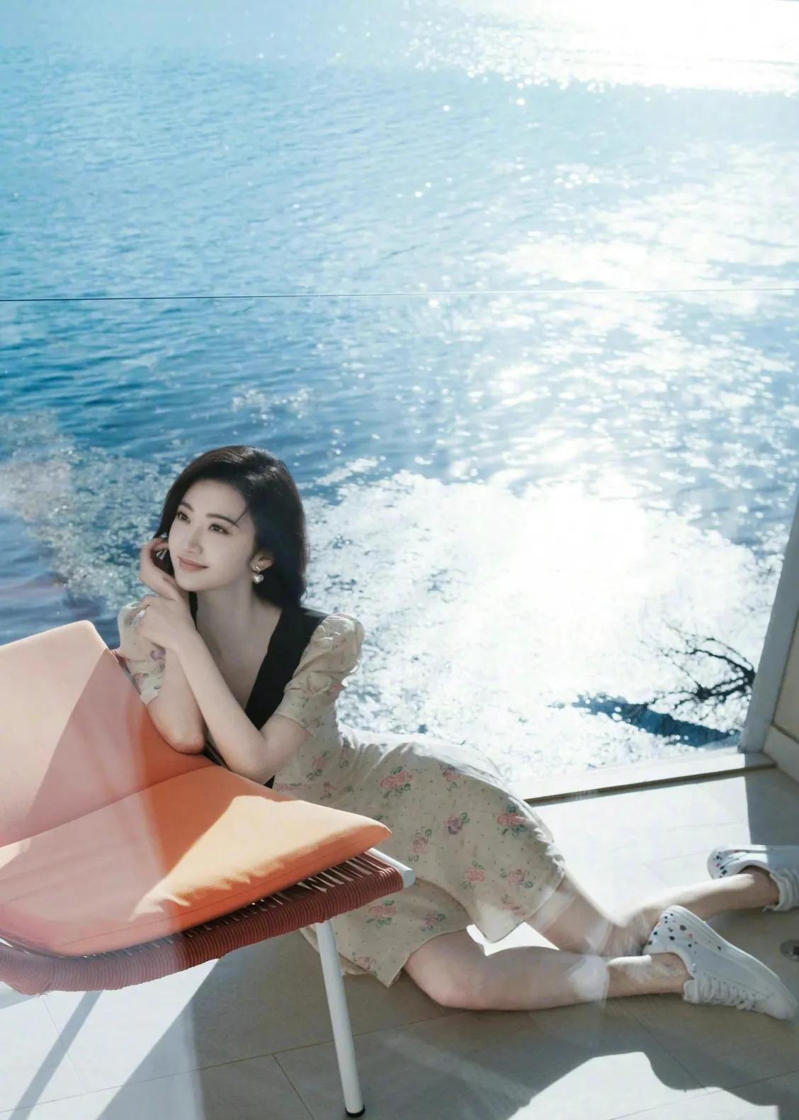 身穿翠花裙的景甜